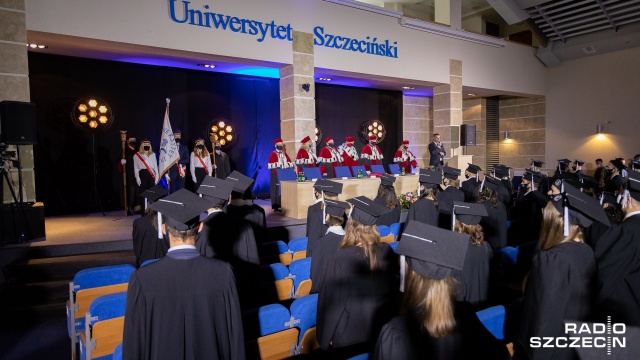 W auli Uniwersytetu Szczecińskiego odbyła się uroczystość udzielenia absolutorium absolwentom rocznika 2021.