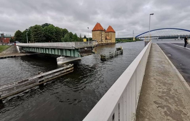 Obrotowy most, który łączy wyspę Wolin z wyspą Wolińska Kępa nie działał od końca maja. To dlatego, że trwała jego naprawa i konserwacja.