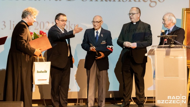 Poznaliśmy laureatów nagrody imienia księdza Bolesława Domańskiego. W tym roku statuetki trafiły do historyka i szczecińskiego antykwariusza dr. Wojciecha Lizaka, weterana Armii Krajowej Zbigniewa Hasa i księdza Piotra Grabowskiego. Gala wręczenia nagród odbyła się w studiu S1 Radia Szczecin.