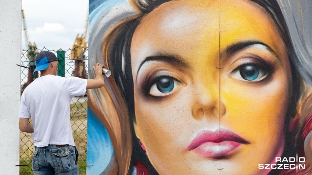 Na Łasztowni trwają warsztaty graffiti. Dzieci i młodzież, razem z rodzicami chętnie przyglądają się pracy malarzy.
