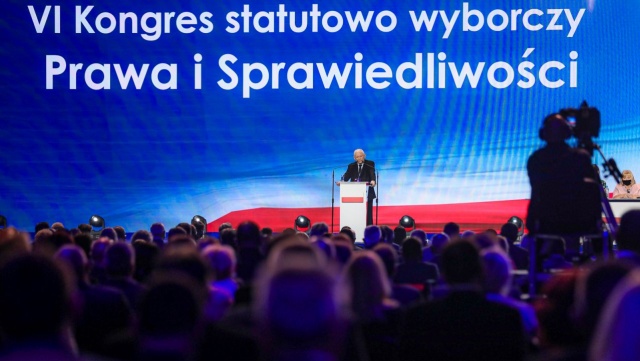 Prezes PiS Jarosław Kaczyński powiedział, że ostatni raz staje na czele Prawa i Sprawiedliwości. W sobotę delegaci na kongresie partii wybrali go ponownie na funkcję prezesa.