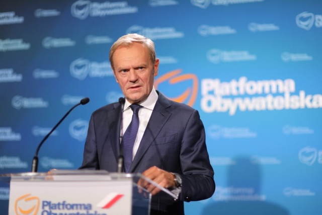 Pełniący obowiązki przewodniczącego Platformy Obywatelskiej Donald Tusk zapowiada skupienie się na kierowaniu tym ugrupowaniem i rezygnację z władzy w Europejskiej Partii Ludowej.