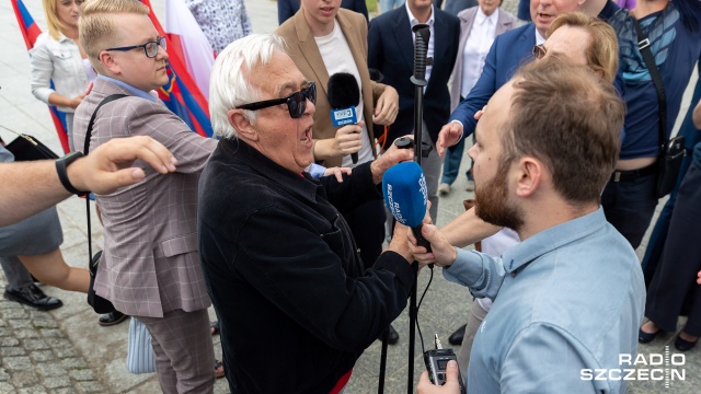 Awantura przed pomnikiem Czynu Polaków w Szczecinie. W czasie, kiedy Donald Tusk i politycy Platformy Obywatelskiej składali kwiaty, tuż obok miała miejsce wymiana zdań zwolenników nowego szefa PO i przeciwników.