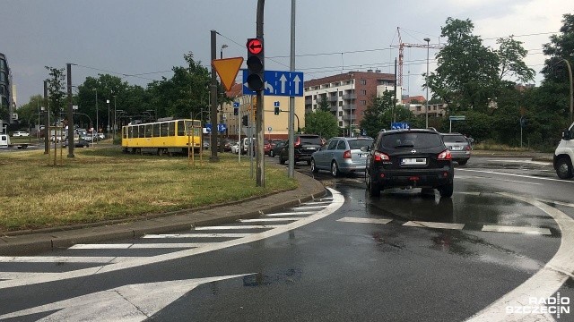 Ogromne korki na ulicach Szczecina - część z nich spowodowana jest powrotami z pracy do domu, a inne zalanymi ulicami.