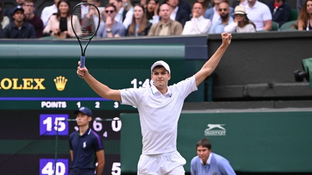 Hubert Hurkacz awansował do półfinału wielkoszlemowego turnieju tenisowego rozgrywanego na trawiastych kortach Wimbledonu. Polak w Londynie pokonał w ćwierćfinale Szwajcara Rogera Federera 6:3, 7:6, 6:0.