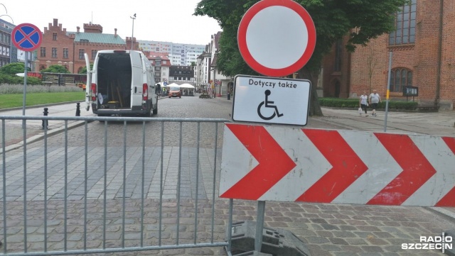 W centrum Kołobrzegu zamknięto kilka ulic, od razu pojawiły się więc ogromne korki.