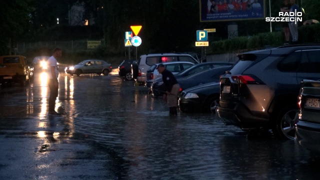 Intensywny deszcz i burze w Szczecinie oraz w okolicach Gryfina. Pada też w pasie nadmorskim.