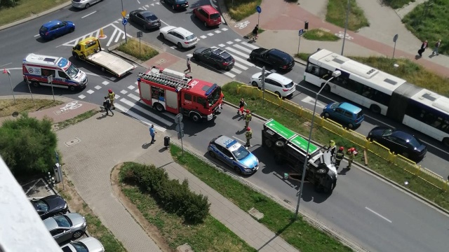 Wypadek w okolicy Ronda Uniwersyteckiego. Przewrócił się tam samochód wiozący cegły.