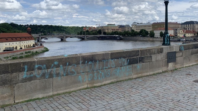 Czeska policja poszukuje pary, która może mieć związek z dewastacją Mostu Karola w Pradze. W internecie opublikowano nagranie z monitoringu. Sprawcom grozi do trzech lat więzienia.