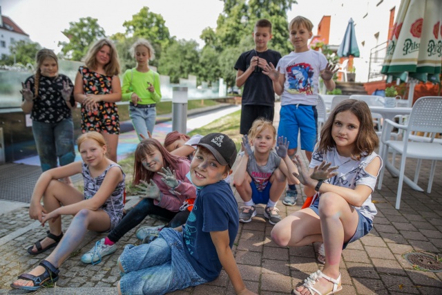 Dwa tygodnie szycia strojów, szlifowania głosu oraz pisania kwestii - i teraz finał. Blisko 50 młodych aktorów wystąpi w niedzielę w Teatrze Lalek Pleciuga w Szczecinie.