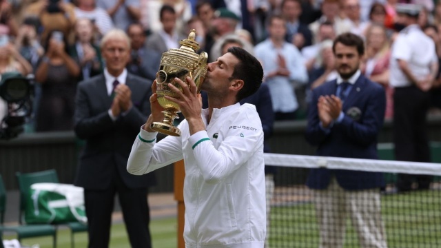 Serb Novak Djoković wygrał wielkoszlemowy turniej tenisowy na trawiastych kortach Wimbledonu w Londynie.