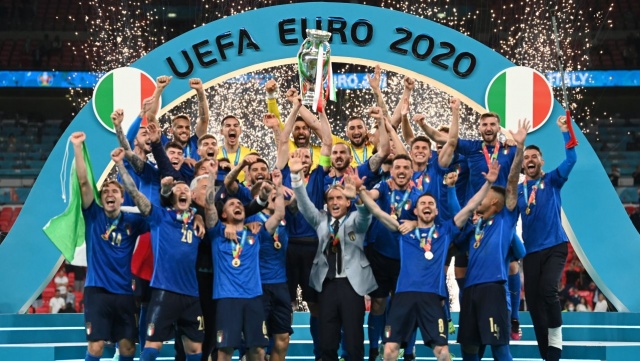 W finale turnieju EURO 2020 na stadionie Wembley w Londynie reprezentacja Włoch wygrała z Anglią i zostali Mistrzami Europy 2020.