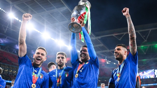 Całe Włochy do białego rana fetowały zwycięstwo nad Anglikami na stadionie Wembley w finale piłkarskich mistrzostw Europy. Podopieczni Roberto Manciniego pokonali w rzutach karnych Anglię 3:2.