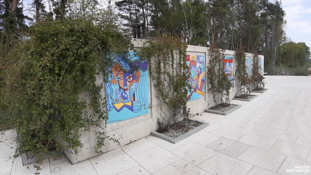Świnoujska promenada zdrowia jeszcze w tym roku stanie się otwartą galerią sztuki. Na razie można na niej podziwiać wystawę czasową, ale docelowo powstaną tu trwałe dzieła w postaci mozaik lokalnych artystów.