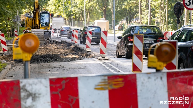 Jeszcze przez kilkanaście dni trwać będzie przebudowa części ulicy Zegadłowicza w Szczecinie. Obecnie w tej części drogi wojewódzkiej nr 115 ruch pojazdów odbywa się wahadłowo. To też jest przyczyną ogromnych korków sięgających w ciągu dnia niekiedy dwóch kilometrów.