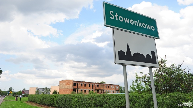 Osiem mieszkań, o powierzchni 77 metrów kwadratowych każde, powstanie we wsi Słowenkowo w gminie Sławoborze. Lokale otrzymają najbardziej potrzebujący mieszkańcy gminy.