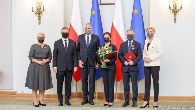 Prezydent Andrzej Duda odwołał Krzysztofa Szczerskiego ze stanowiska Sekretarza Stanu - Szefa Biura Polityki Międzynarodowej w Kancelarii Prezydenta Rzeczypospolitej Polskiej. Prezydent odznaczył go Krzyżem Oficerskim Orderu Odrodzenia Polski.
