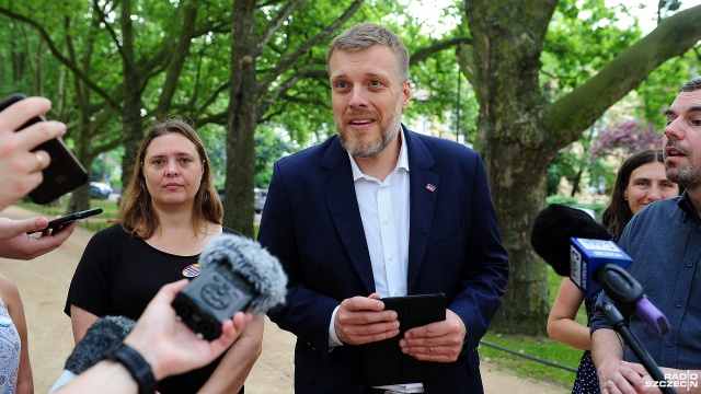 Zmniejszenie emisja Co2, budowa farm wiatrowych, przestawienie się w przyszłości na transport elektryczny. O takie zmiany w pakiecie klimatycznym, będą zabiegać członkowie partii Razem. Jak mówi lider partii Razem, Adrian Zandberg - pakiet klimatyczny ma chronić Europę przed zagładą ekologiczną ze strony innych Państw świata.