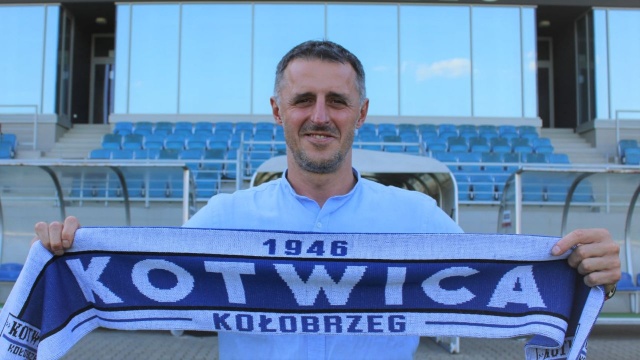 Kotwica Kołobrzeg zaprezentowała nowego szkoleniowca. Trener biało-niebieskich jest dobrze znany w Szczecinie.
