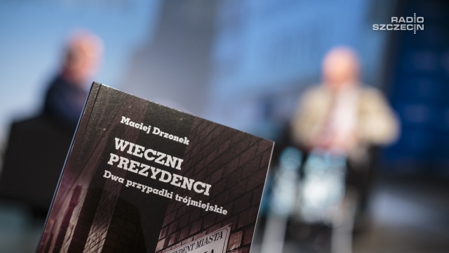 Premiera książki Wieczni prezydenci. Dwa przypadki trójmiejskie szczecińskiego politologa Macieja Drzonka współpracującego z naszą rozgłośnią, odbyła się w czwartek wieczorem w Studiu Koncertowym Radia Szczecin.