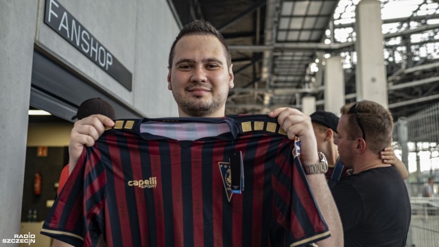 Blisko tysiąc kibiców Pogoni Szczecin pojawiało się w czwartek na stadionie przy ulicy Twardowskiego, by obejrzeć prezentację zespołu na nadchodzący sezon. Imprezę poprzedził oficjalny trening Portowców.