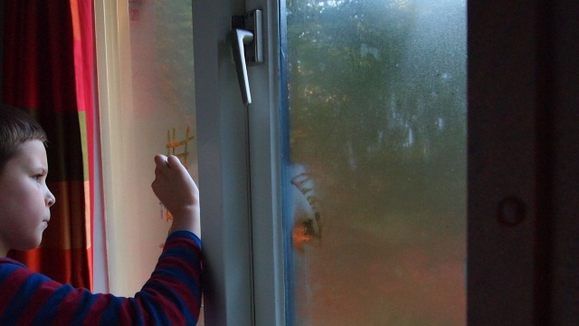 Wypadek na jednym z osiedli w Drawsku Pomorskim. 10-letni chłopiec wypadł z pierwszego piętra bloku przy ul. Piłsudskiego.