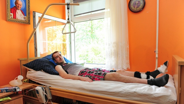 25-letni Krystian Krzemiński w marcu tego roku uległ wypadkowi w szczecińskim porcie. W jednym z zakładów produkcyjnych mężczyznę przygniótł wózek widłowy, teraz prosi o pieniądze na rehabilitację.