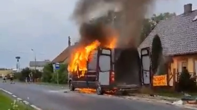 Bus dostawczy spłonął na drodze wojewódzkiej nr 148 w miejscowości Zagozd, między Łobzem a Drawskiem Pomorskim.