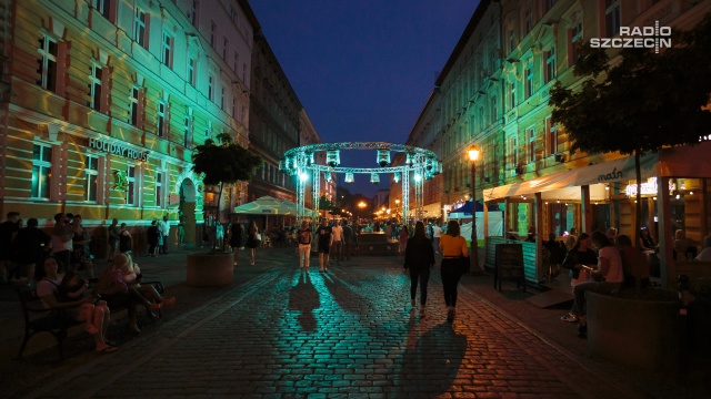 Barwne latarnie i podświetlone kamienice. Malownicze iluminacje rozbłysły w piątkowy wieczór na Deptaku Bogusława w Szczecinie.