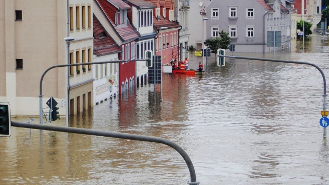 Ponad sto budynków mieszkalnych i gospodarczych zostało uszkodzonych z powodu zalania w powiecie Myślenickim - poinformował wojewoda Małopolski Łukasz Kmita po posiedzeniu sztabu kryzysowego.