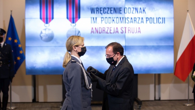 Czterdziestu funkcjonariuszy policji wyróżniono po raz pierwszy odznakami im. podkomisarza Andrzeja Struja. Oficer jedenaście lat temu w trakcie urlopu podjął akcję skierowaną przeciwko dwóm wandalom, którzy demolowali jeden ze stołecznych przystanków. Jeden z napastników ugodził policjanta nożem. Andrzej Struj w wyniku poniesionych obrażeń zmarł.