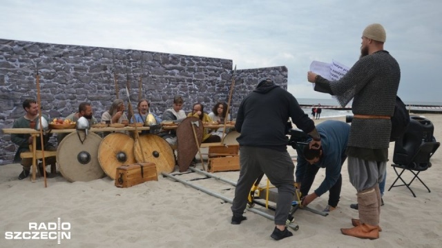 Teledysk osadzony w czasach średniowiecza z muzykiem rockowym w roli głównej - zdjęcia do takiej produkcji kręcone są w czwartek na kołobrzeskiej plaży.