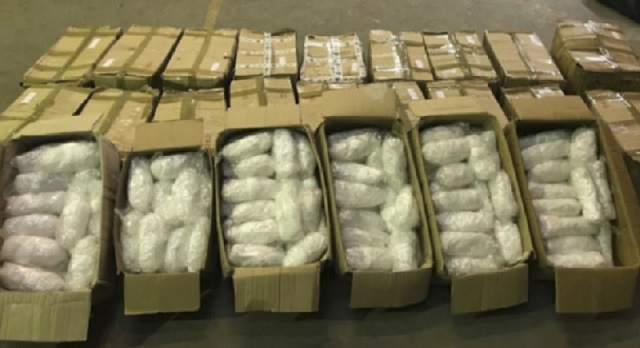 Sprowadzali do Polski hurtowe ilości narkotyków - kokainę, amfetaminę i marihuanę. Policja i straż graniczna zabezpieczyła przy nich 600 kilogramów substancji psychoaktywnych. Chodzi o 7-osobową grupę przestępcza, przeciwko której akt oskarżenia trafił właśnie do Sądu Okręgowego w Szczecinie.