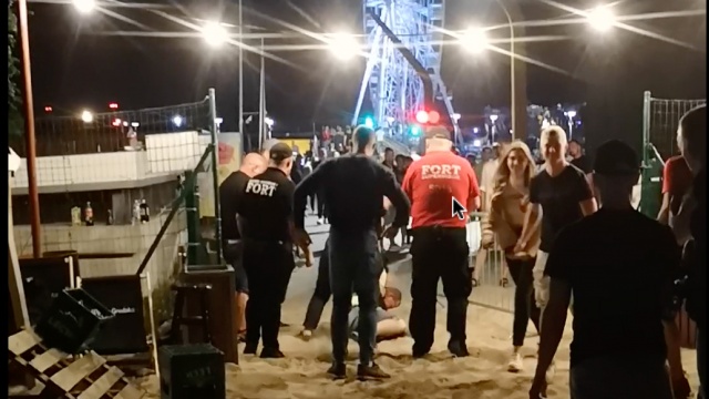 Bicie czy tylko szamotanina oraz dlaczego ochroniarz nie może interweniować. Na piasku leży mężczyzna, kopią go pracownicy Wyspy Grodzkiej i nieznani mężczyźni, w tym samym gronie stoją ochroniarze FORT, ale nie reagują. W końcu pokrzywdzonemu udaje się uciec. Taki 20 sekundowy film nagrany w weekendową noc dostaliśmy od świadka zdarzenia.