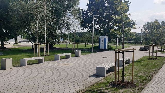 Dobiega końca budowa skateparku przy ul. Maciejowickiej na szczecińskim Prawobrzeżu. Ustawiono już przeszkody dla fanów deskorolek, jest również ścieżka rowerowa.