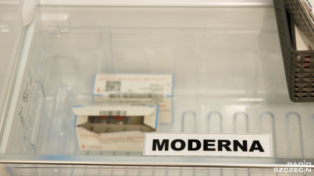 Europejska Agencja Leków zgodziła się na szczepienie nastolatków preparatami Moderny przeciw COVID-19.