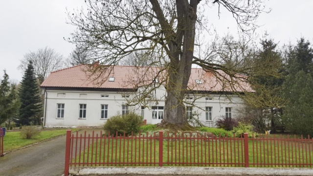 To dom dla kobiet w sytuacji kryzysowej, zarówno dla tych, które oczekują narodzin dziecka, jak i dla tych, które już urodziły. Placówka znajduje się w Syrkowicach koło Kołobrzegu.