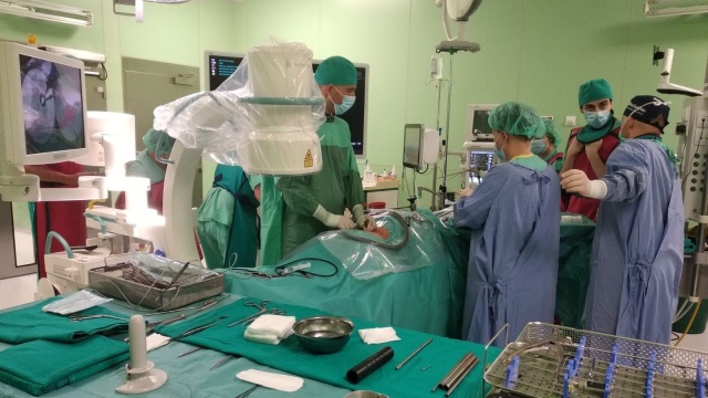 Lekarze ze szpitala w Gryficach przeprowadzili endoskopową operację przepukliny kręgosłupa lędźwiowego.