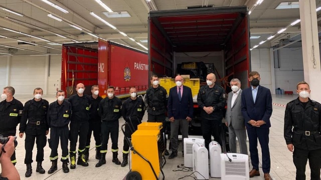 Polscy strażacy pomagają w zachodnich Niemczech mieszkańcom miejscowości zniszczonych przez powódź.
