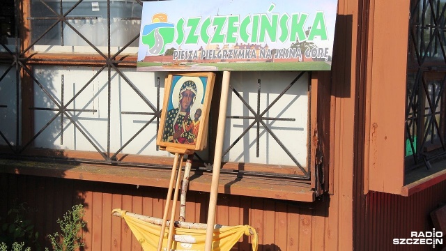 Ponad 60 osób jest już na trasie 37. Szczecińskiej Pieszej Pielgrzymki na Jasną Górę. W czwartek do pątników, którzy maszerują już od kilku dni z nadmorskiego Pustkowa, dołączyła grupa w Szczecinie.