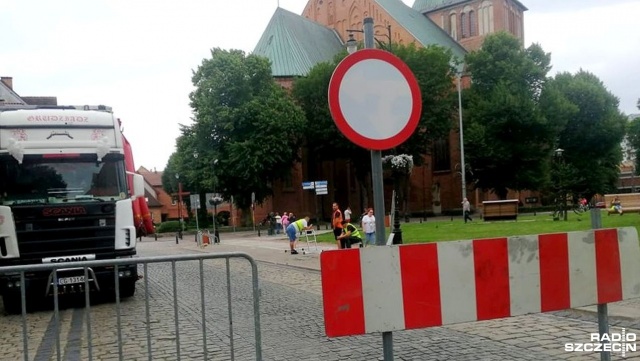 Centrum Kołobrzegu nie zostanie na stałe zamknięte dla ruchu samochodowego. Za tydzień pojazdy ponownie powrócą w okolice ratusza i katedry.