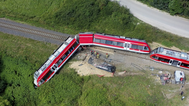 Osiem osób zostało poszkodowanych w wypadku pociągu na przejeździe kolejowym w Smolęcinie.