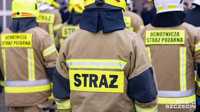 Siedem zastępów straży gasi pożar pola ze zbożem i ścierniskiem pod miejscowością Chwarstno w powiecie łobeskim.