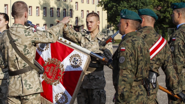 34 elewów złożyło w piątek przysięgę w koszarach 12. Brygady Zmechanizowanej w Szczecinie. Wcześniej przeszli dwutygodniowe szkolenie.