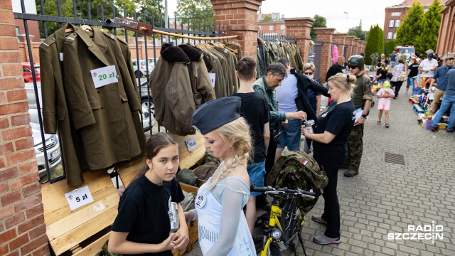 Rzeczy z unikatową historią do nabycia w centrum Szczecina. Przy ulicy Sambora trwa kiermasz Stowarzyszenia Paczka dla Bohatera.