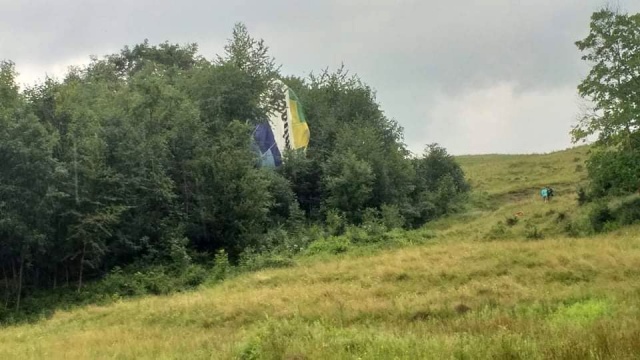 W rejonie Szczawnicy balon z trzema osobami na pokładzie awaryjnie lądował w drzewach. Przyczyną była zła pogoda.
