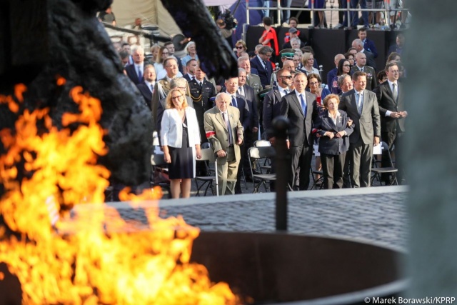 Prezydent Andrzej Duda powiedział, że Powstańcy Warszawscy, stając do walki z Niemcami, dali wyraz woli wolności i niepodległości, głęboko zakorzenionej w tożsamości naszego narodu.
