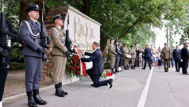 Warszawa: prezydent złożył kwiaty przy pomniku ofiar Woli
