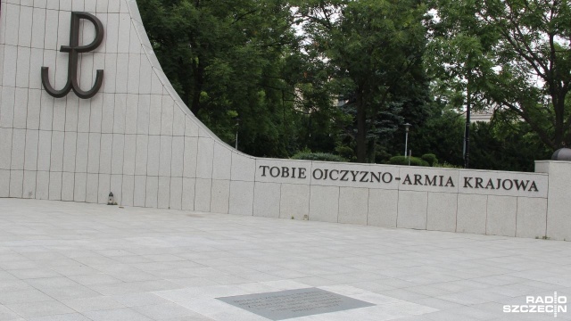 Przedstawiciele władz, samorządu, wojskowi, harcerze i warszawiacy oddali w stolicy hołd żołnierzom Armii Krajowej. Przed pomnikiem Polskiego Państwa Podziemnego zgromadzili się także weterani powstania warszawskiego.