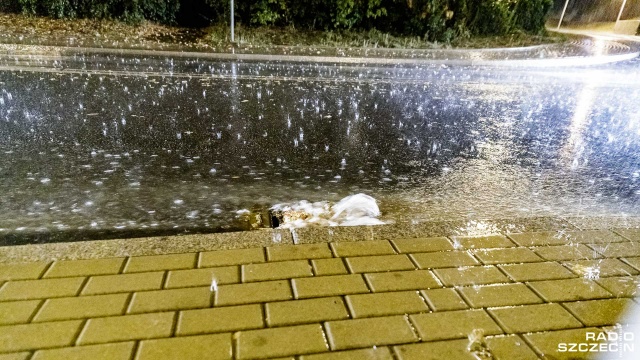 Kilkanaście tysięcy złotych kosztowała naprawa alejek w szczecińskich parkach po ostatnich ulewach. Są one są uszkodzone m.in. w Parku Kasprowicza i przy amfiteatrze.